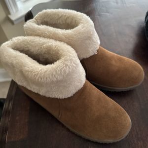 Minnetonka womens boots size 9